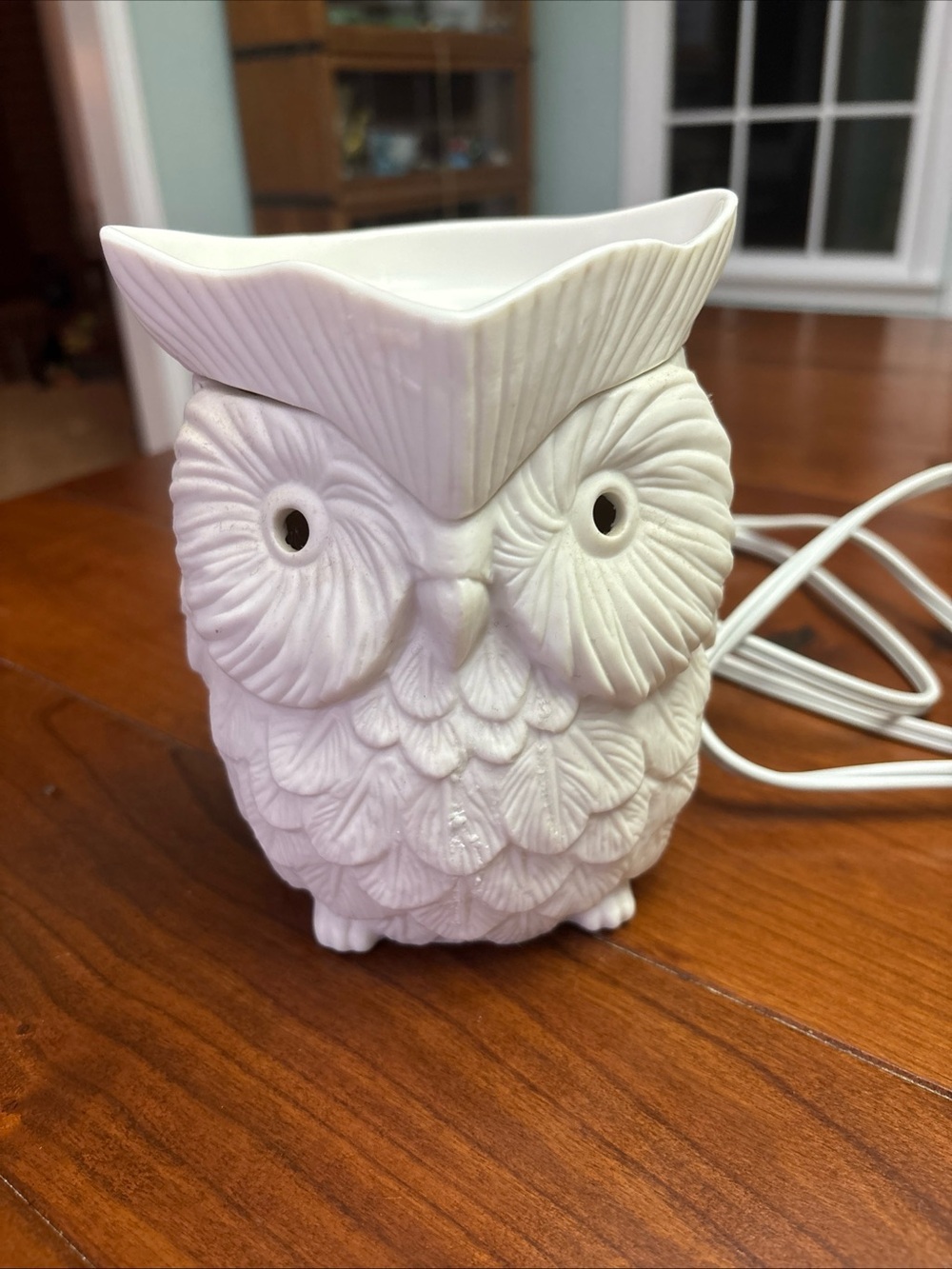 Scentsy Whoot White Owl Ceramic Wax Warmer. Needs bulb
